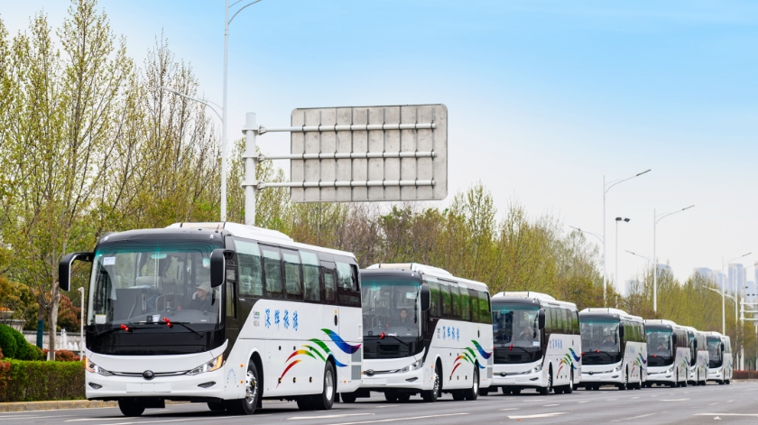 舒享新高度，西域再升艙。近日，100輛宇通高端旅游客車正式交付新疆深輝旅游服務(wù)有限公司（以下簡稱深輝旅游），助力新疆旅游高質(zhì)量發(fā)展