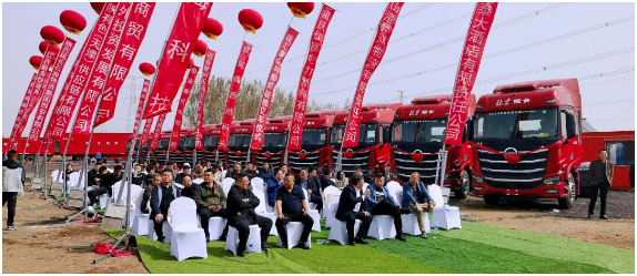 4月15日，微風不燥、春光和煦，北京重卡曹妃甸地區30臺LNG牽引車交車儀式盛大啟幕。本次活動由北京重卡唐山地區經銷商璞匯汽車銷售唐山有限公司與大客戶聯合舉辦，雙方相關領導以及來自業界同仁等來賓80余人共同出席活動，見證了這一重要時刻，首批30臺北京重卡追夢530LNG牽引車的順利交付，為冀北地區煤炭運輸注入全新活力