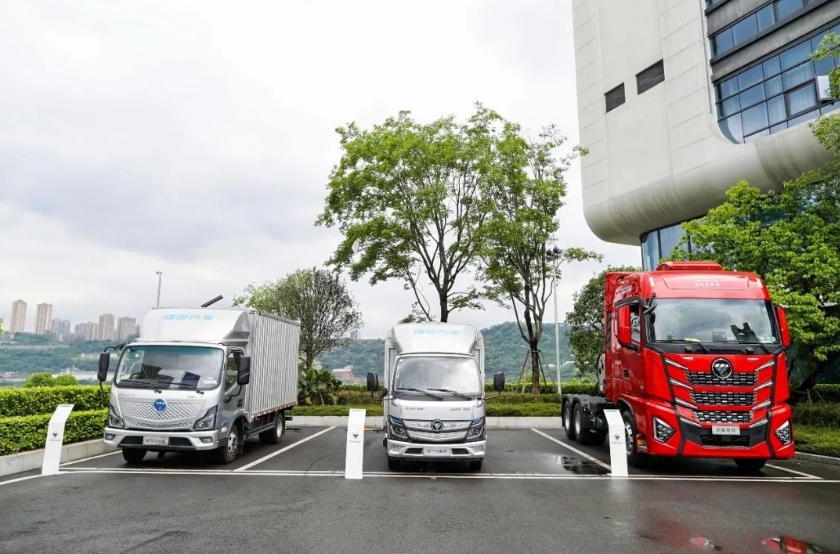 2024年4月19日，“助力重慶數字能源低碳城市發展 福田汽車全系產品品鑒會”在重慶隆重舉行。活動現場，福田汽車紀委書記李凌日、重慶商貿物流商會書記宋柯、重慶冷藏冷鏈行業協會副秘書長王維喜、重慶商貿物流商會副會長龔旭濤、重慶科技大學機械學院教授鐘天云、三羊馬集團公路事業部總經理吳斯華、冠達新能源孵化園董事長唐濤、重慶國鴻氫能集團副總經理助理胡燕平以及福田汽車相關領導、重慶市冷鏈、城市配送、快遞快運等行業協會領導、頭部企業領導嘉賓、媒體共同出席活動，助力重慶數字能源低碳城市發展