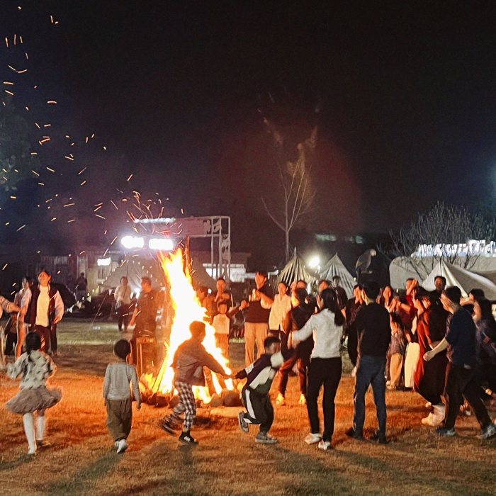 在南京這座古老而又現(xiàn)代的城市里，丁亮這位充滿夢想的創(chuàng)業(yè)者，與妻子共同書寫了一段不平凡的創(chuàng)業(yè)旅程。他們的故事，是激情與奮斗的交響曲，也是依維柯Daily life理念的完美體現(xiàn)