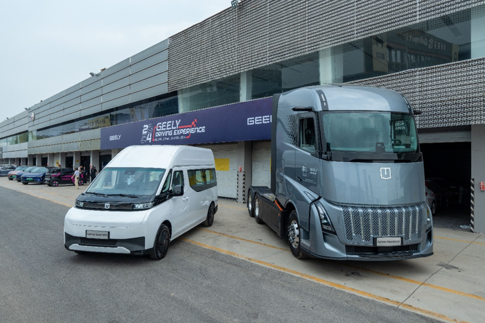 4月26日，第十八屆北京車展期間，遠程兩款標桿車型遠程星瀚H、超級VAN與吉利控股旗下吉利汽車、領克、極氪、路特斯、smart等乘用車產品共同亮相北京金港賽道，向來自美國、英國、德國、荷蘭及馬來西亞等地媒體展示吉利以新能源和智能化轉型為核心的原創成果。活動現場，遠程星瀚H、超級VAN吸引了眾多海外媒體目光，紛紛上車體驗，稱贊遠程在設計、技術、架構等領域的創新技術積累