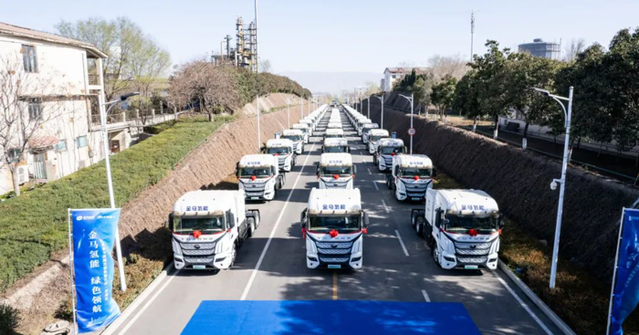 大單連連，捷報頻傳！一季度宇通新能源商用車市場表現亮眼，客車、卡車、專用車、環衛設備等業務板塊齊頭并進，產銷均實現同比正增長，實現首季高質量“開門紅”