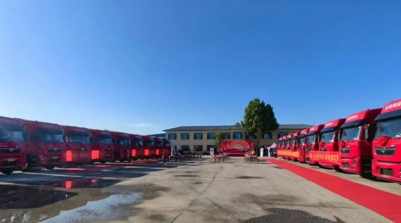 近日，東風康明斯燃氣車再傳捷報！東風商用車、東風康明斯&廣順運輸有限公司燃氣車60臺簽約儀式正式舉辦。首批20臺搭載東風康明斯燃氣一體化動力鏈的東風天龍KL燃氣車正式交付廣順運輸有限公司，該批車輛憑借高效、可靠、經濟等優勢將全心助力客戶高效創造盈收