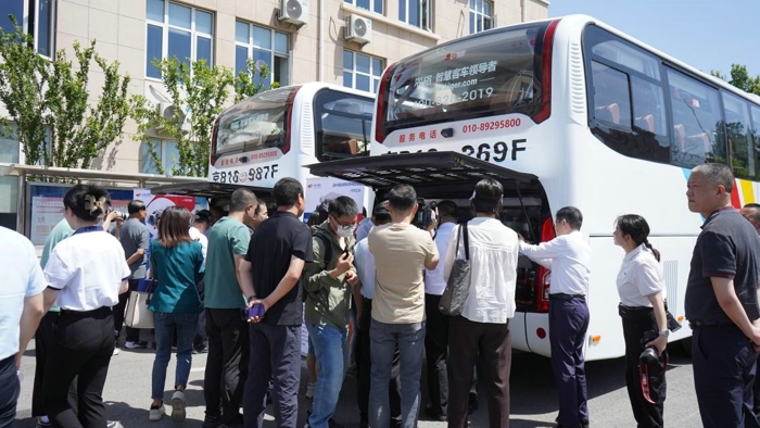 從加氫站配套設(shè)施完善，再到氫能動力系統(tǒng)、車端、應(yīng)用端等持續(xù)發(fā)力，在產(chǎn)業(yè)鏈上下游的共同努力下，北京氫能產(chǎn)業(yè)發(fā)展精彩綻放，一個個氫能示范性應(yīng)用項目正在加速落地，跑出氫能加速度。