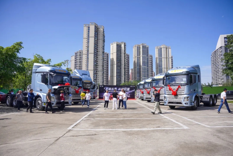 5月30日，微風不噪，陽光正好，以“星耀未來，共創(chuàng)價值”為主題的江淮重卡星耀X5上市推介會暨大客戶交車儀式，在四川廣漢成功舉辦。在此次活動上，江淮重卡針對資源運輸場景發(fā)布了全新一代產(chǎn)品--星耀X5 LNG燃氣重卡。并且，面向當下運輸市場的特征與需求，江淮重卡展示了更優(yōu)的降本增效解決方案