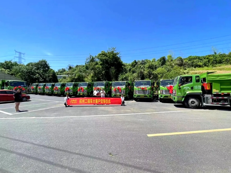 在繁忙的城市建設(shè)中，江淮重卡再次以實(shí)力證明其在商用車(chē)領(lǐng)域的關(guān)鍵地位。近日，江淮重卡成功向合肥大客戶(hù)交付了20臺(tái)江淮格爾發(fā)8×4自卸車(chē)，為安徽的城市建設(shè)注入了新的活力。好事成雙，杭州大客戶(hù)運(yùn)輸公司喜提12臺(tái)江淮飛越工程車(chē)，它們將肩負(fù)起建筑垃圾與渣土運(yùn)輸?shù)闹厝危瑸楹贾莸某鞘邪l(fā)展貢獻(xiàn)出堅(jiān)實(shí)的力量