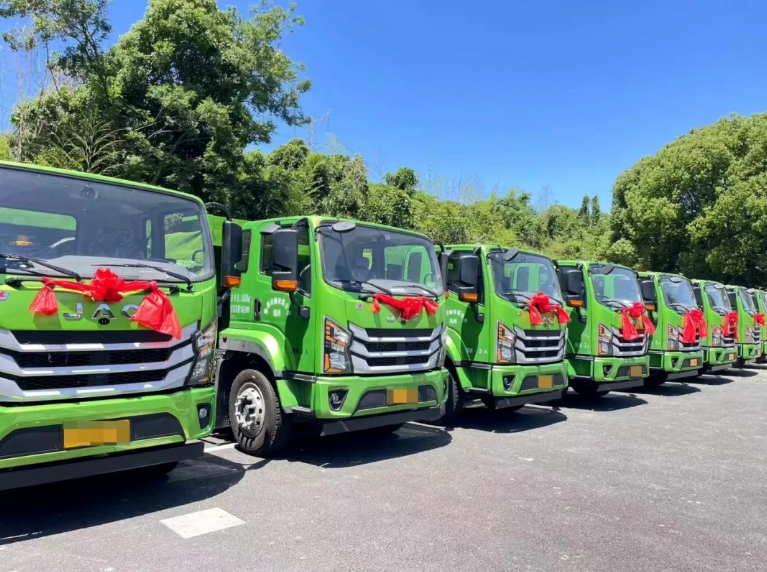 在繁忙的城市建設(shè)中，江淮重卡再次以實(shí)力證明其在商用車(chē)領(lǐng)域的關(guān)鍵地位。近日，江淮重卡成功向合肥大客戶(hù)交付了20臺(tái)江淮格爾發(fā)8×4自卸車(chē)，為安徽的城市建設(shè)注入了新的活力。好事成雙，杭州大客戶(hù)運(yùn)輸公司喜提12臺(tái)江淮飛越工程車(chē)，它們將肩負(fù)起建筑垃圾與渣土運(yùn)輸?shù)闹厝危瑸楹贾莸某鞘邪l(fā)展貢獻(xiàn)出堅(jiān)實(shí)的力量