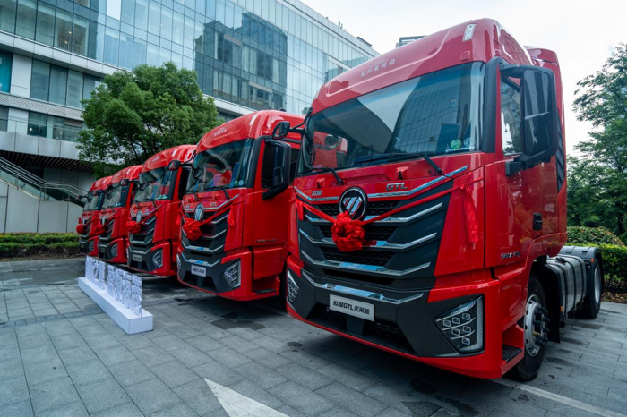 2024年6月6日，歐曼星翼港口版牽引車在上海與寧波雙城上市。不同于主流運(yùn)輸場景，港口運(yùn)輸以牽引車為主且對(duì)整車的節(jié)油性、出勤率、舒適性要求更高。歐曼以領(lǐng)先技術(shù)打造的星翼版港口車具備高效節(jié)油能賺更能省、安全可靠出勤率高、配置領(lǐng)先駕乘更舒適的多重優(yōu)勢(shì)，能提高港口運(yùn)輸效率和效益。本次活動(dòng)中，共有上海、寧波多家港口物流企業(yè)客戶見證發(fā)布會(huì)，并對(duì)歐曼星翼港口車贊譽(yù)有加，累計(jì)簽下356臺(tái)訂單