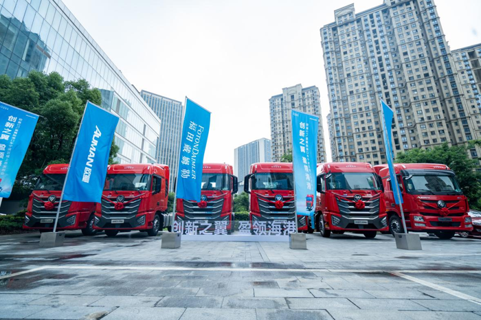 2024年6月6日，歐曼星翼港口版牽引車在上海與寧波雙城上市。不同于主流運(yùn)輸場(chǎng)景，港口運(yùn)輸以牽引車為主且對(duì)整車的節(jié)油性、出勤率、舒適性要求更高。歐曼以領(lǐng)先技術(shù)打造的星翼版港口車具備高效節(jié)油能賺更能省、安全可靠出勤率高、配置領(lǐng)先駕乘更舒適的多重優(yōu)勢(shì)，能提高港口運(yùn)輸效率和效益。本次活動(dòng)中，共有上海、寧波多家港口物流企業(yè)客戶見(jiàn)證發(fā)布會(huì)，并對(duì)歐曼星翼港口車贊譽(yù)有加，累計(jì)簽下356臺(tái)訂單