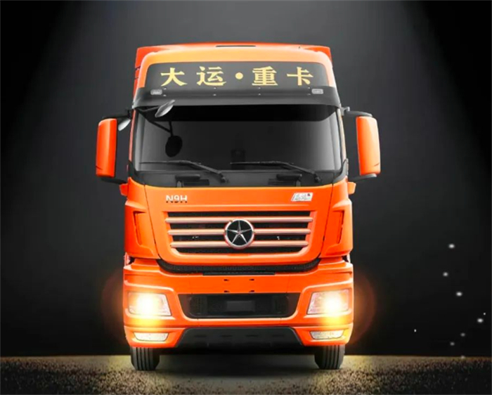 【第一商用車網(wǎng) 原創(chuàng)】進(jìn)入2024年，天然氣重卡市場“熱度”仍然居高不下。據(jù)第一商用車網(wǎng)掌握的終端銷量數(shù)據(jù)（交強(qiáng)險(xiǎn)口徑，不含出口和軍品）顯示，2024年1-4月，國內(nèi)天然氣重卡市場累銷7.16萬輛，同比增長144%，比去年同期多銷售約4.22萬輛。行業(yè)專家預(yù)測，隨著加氣站建設(shè)逐步完善，油氣差價(jià)的進(jìn)一步拉大，再加上“雙碳”戰(zhàn)略推進(jìn)等，下半年的天然氣重卡市場依舊有較大增長機(jī)遇。