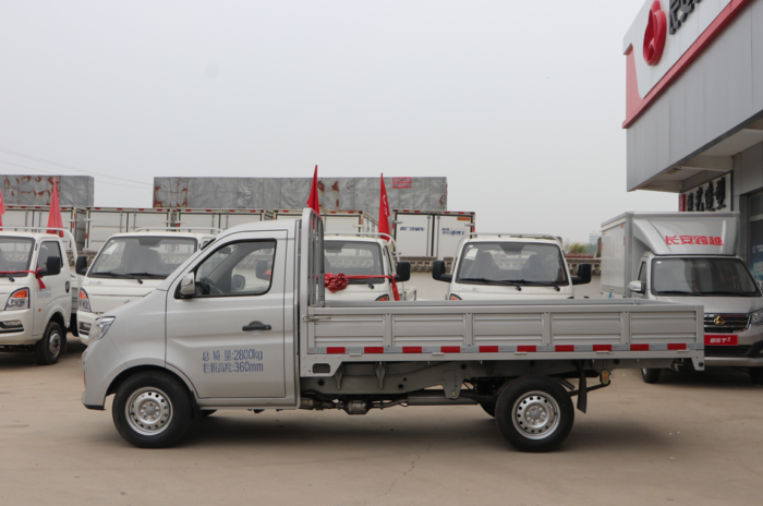 【第一商用車網 原創(chuàng)】2024年一季度，我國微卡市場收獲了卡車市場里僅有的“3連增”，3月過后積累起30%的累計銷量增幅，成為卡車四個細分市場中累計銷量增幅最高的細分市場。4月份，微卡成為卡車市場中兩個遭遇下滑的細分市場之一；5月份，卡車市場整體實現2%的增長，微卡市場能否擺脫下滑的厄運？