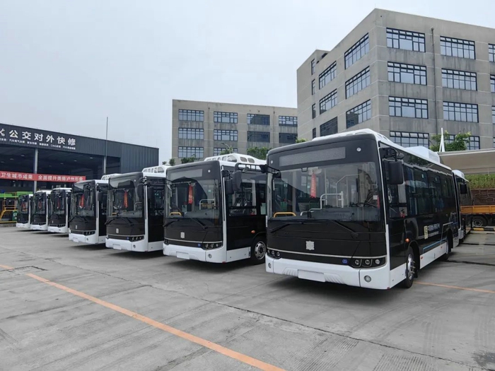 近日，中車又有40臺新能源公交車亮相“中國酒城”瀘州，在旅游觀光線路“上崗”運營。截至目前，已有171臺中車新能源公交車穿梭在瀘州大街小巷，為推動瀘州綠色發展、建設高品質生活宜居地作出了積極貢獻。