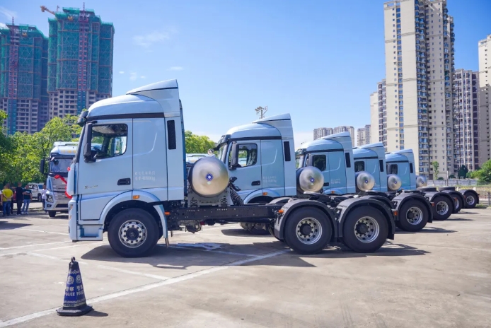 【第一商用車網 原創】二季度的最后一個月，重卡市場交出了銷7.4萬輛、同比環比雙雙下滑的“答卷”，下半年市場壓力山大。在這個“承上啟下”的月份，各家主流重卡企業的具體表現如何？