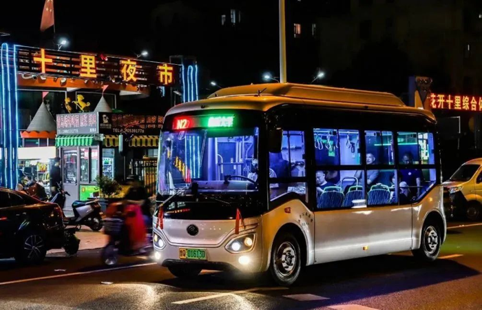 蒙山巍峨，沂水綿長。隨著各地多樣化“夜游”的持續升溫，“夜經濟”的潛力和活力不斷釋放，從“夜市橋邊火”到“千燈夜市喧”，夜間經濟不僅成了城市商業的重要組成部分，也是彰顯城市特色與活力的有效載體。緊跟時代步伐的臨沂公交，更是通過一輛輛刷新大眾認知的“網紅巴士”，為當地夜經濟注入了源源不斷的新動力