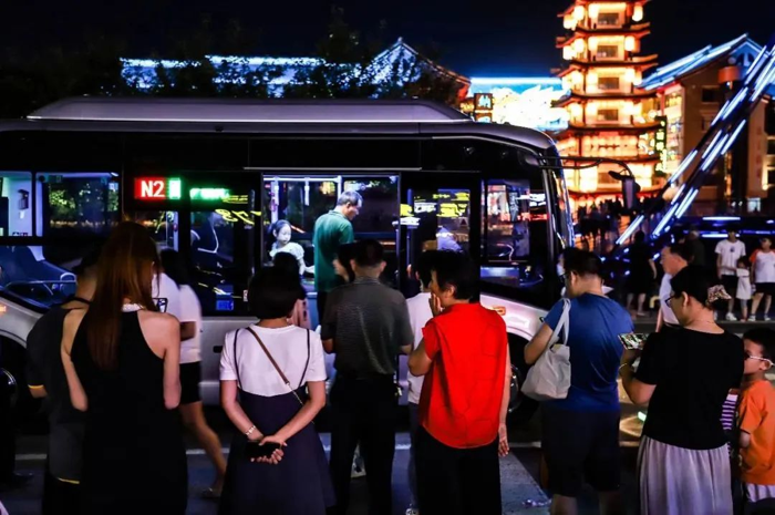 蒙山巍峨，沂水綿長。隨著各地多樣化“夜游”的持續升溫，“夜經濟”的潛力和活力不斷釋放，從“夜市橋邊火”到“千燈夜市喧”，夜間經濟不僅成了城市商業的重要組成部分，也是彰顯城市特色與活力的有效載體。緊跟時代步伐的臨沂公交，更是通過一輛輛刷新大眾認知的“網紅巴士”，為當地夜經濟注入了源源不斷的新動力