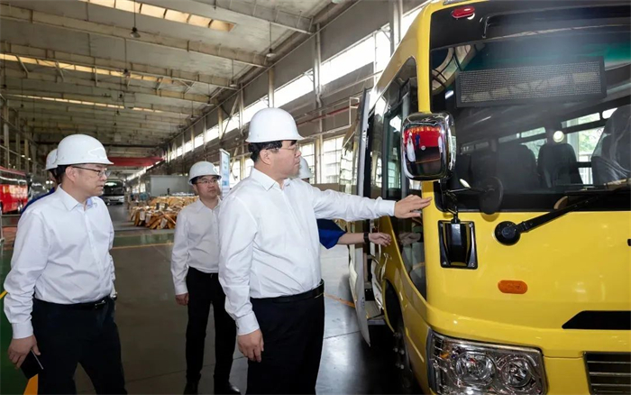 6月30日-7月5日，山東重工集團黨委書記、董事長滿慎剛先后到濰坊、濟南、濟寧、聊城等地，對濰柴集團、中國重汽、山推股份、中通客車等權屬企業開展實地調研，詳細了解企業生產經營、市場開拓、科技創新、內部管理和黨的建設等工作。