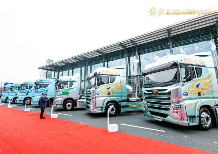 【第一商用車網 原創(chuàng)】2024上半年的最后一個月，商用車主要細分市場中重卡市場同比出現(xiàn)下滑，輕卡市場則保持增長，商用車市場整體“成績”是增是降？2024年賽程過半，商用車行業(yè)格局有沒有什么新變化？