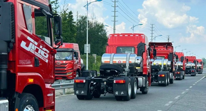 【第一商用車網 原創(chuàng)】2024年以來，翻倍增長漸成常態(tài)的新能源重卡和天然氣重卡堪稱國內重卡市場的“雙子星”。6月份，新能源重卡延續(xù)了前幾月翻倍增長的火熱態(tài)勢，天然氣重卡市場的表現又是如何呢？