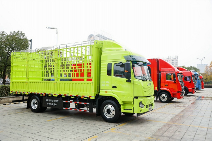 【第一商用車網(wǎng) 原創(chuàng)】2024年以來，中卡市場表現(xiàn)比前兩年出色許多，前5個月已有4個月銷量破萬。6月份，中卡市場銷量再創(chuàng)新高，達(dá)到1.44萬輛，這是中卡市場連續(xù)第4個月銷量突破1萬輛，也是中卡市場自2022年以來的最高銷量。

