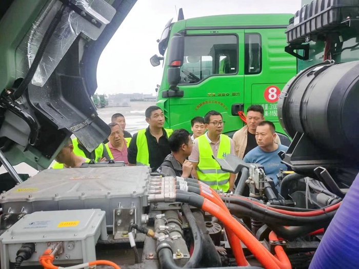 近日，上海嘉齊市政工程配套有限公司氫燃料電池渣土車在嘉定地區(qū)正式投入運(yùn)營(yíng)，標(biāo)志康明斯Accelera在上海地區(qū)完成160臺(tái)氫燃料電池渣土車市場(chǎng)投運(yùn)。