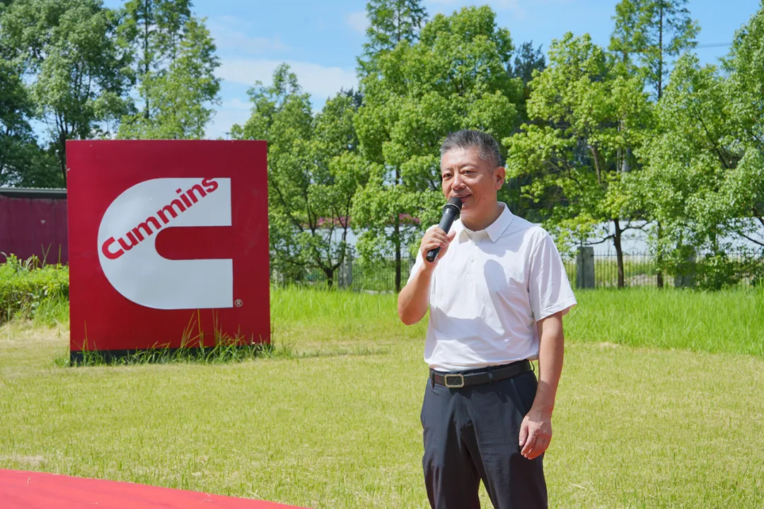 2024年7月24日，康明斯中國(guó)區(qū)零件分撥中心迎來(lái)一場(chǎng)具有里程碑意義的投運(yùn)儀式。繼第二屆上海零碳博覽會(huì)簽約后，在康明斯中國(guó)區(qū)供應(yīng)鏈與上海揚(yáng)海物流合力之下，由康明斯Accelera氫燃料電池驅(qū)動(dòng)的牽引車在該中心正式投運(yùn)，開(kāi)啟分撥中心綠色物流新篇章。這座位于上海的分撥中心不僅是康明斯中國(guó)區(qū)負(fù)責(zé)全球零件分撥的樞紐，同時(shí)也是康明斯全球四大核心零件分撥中心之一。