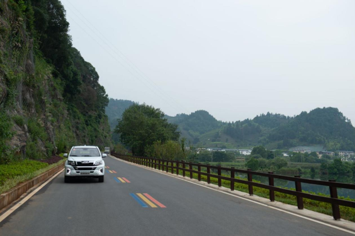 江西五十鈴全新瑞邁，以其超強載力和卓越性能，化身果農們夏日創富的得力助手。