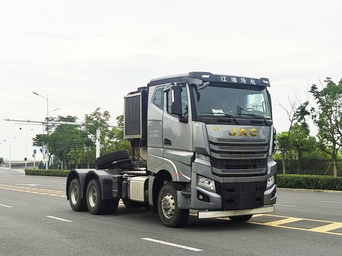 江淮柴油牽引車，配奔馳發(fā)動機(jī).jpg