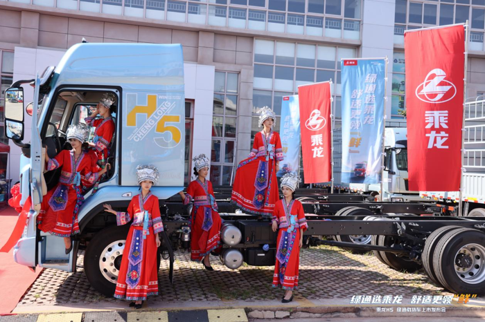 續7月南寧成功首秀之后，8月26日，以“綠通選乘龍 舒適更領‘鮮’”為主題的乘龍H5創富版大馬力綠通房車上市發布會在云南昆明盛大舉行，以其領先產品價值再次印證“上市即熱銷”的非凡市場號召力。