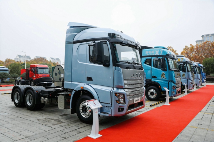 【第一商用車網 原創】得益于燃氣車和新能源車出色表現，牽引車終端市場在2024年3-7月收獲“5連增”。8月份，國內重卡市場終端需求繼續走弱，雖然新能源牽引車表現依然出色，但受制于乏力的終端需求，燃氣牽引車和柴油牽引車雙雙出現下滑（同比分別下降53%和37%），牽引車終端銷量在8月份遭遇超3成下滑。