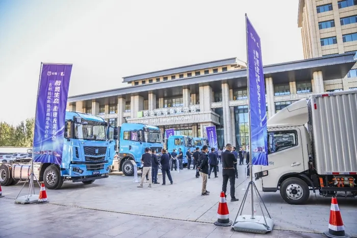 【第一商用車網 原創(chuàng)】2024年9月，國內重卡終端市場呈現出一片“旺季”的繁榮景象，各大主流車企均斬獲頗豐，訂單簽約和交車新聞屢見報端，彰顯出行業(yè)“回暖”的強勁發(fā)展勢頭。