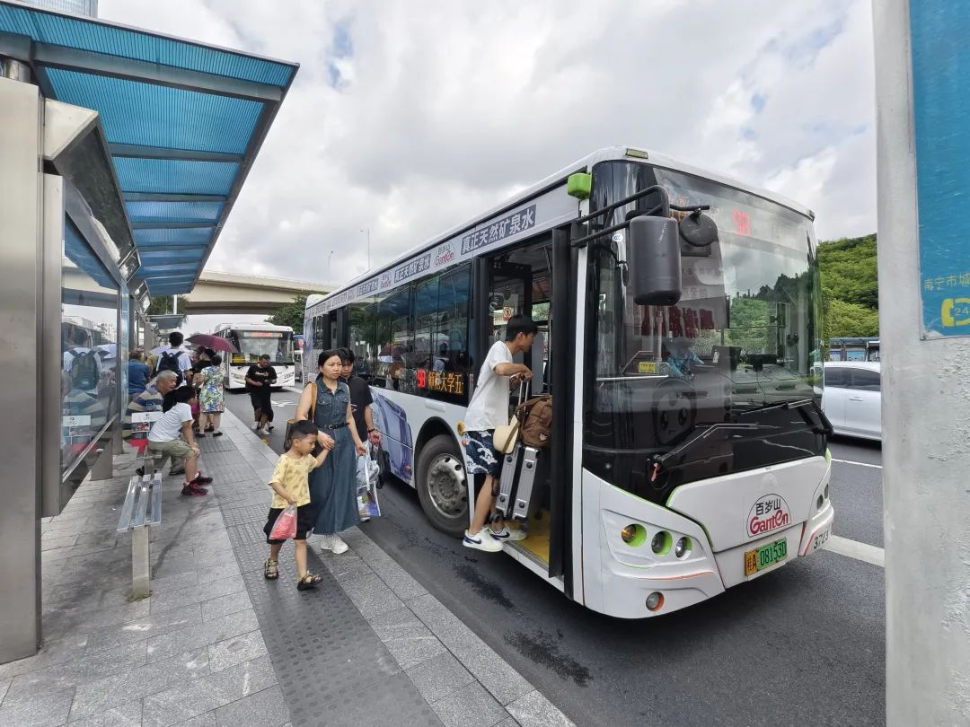 近日，廣西壯族自治區交通運輸廳、發展改革委、工業和信息化廳等13部門聯合出臺《廣西交通運輸大規模設備更新工作方案》（以下簡稱《方案》），《方案》從七大行動，大力促進先進設備和北斗終端應用，有序推進行業綠色低碳轉型。