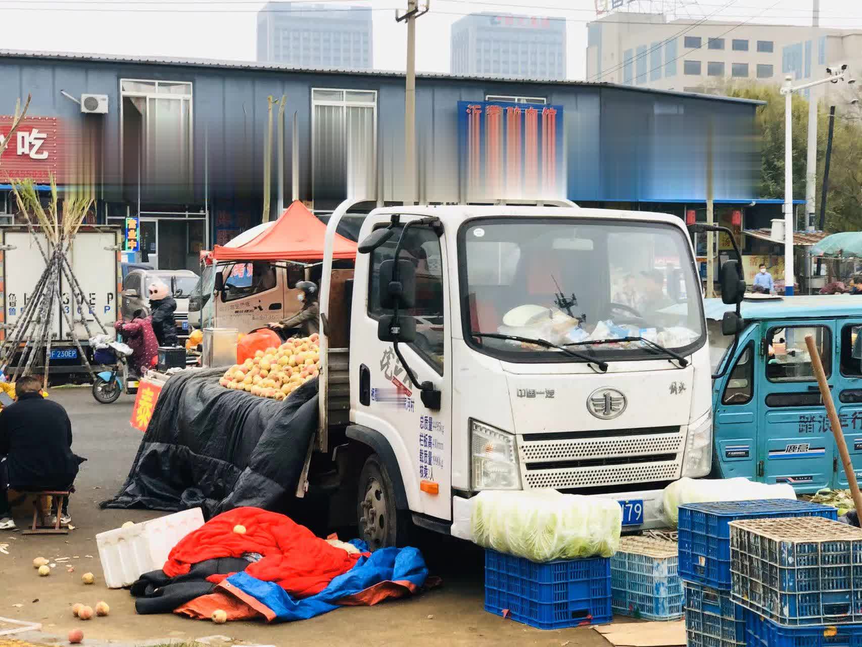 【第一商用車網(wǎng) 原創(chuàng)】黃師傅來自山東棲霞，從事水果、蔬菜零售業(yè)務(wù)已經(jīng)有五年的時間。如今，每天充實和忙碌的生活，也讓他對自己的創(chuàng)業(yè)之路充滿信心和希望。而這些年一直與他相伴的，是一汽解放虎VR輕卡。