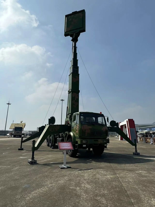 11月12日，備受關注的第十五屆中國國際航空航天博覽會在廣東珠海盛大開幕，北奔重汽作為兵器工業集團重要的非承載輪式裝備平臺制造企業，本次航展，共12臺底盤搭載多型裝備亮相，備受觀眾矚目，受到用戶好評。