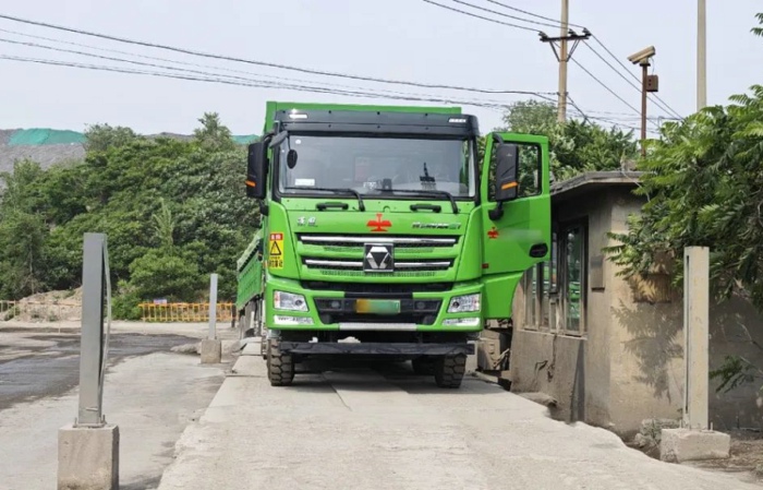 【第一商用車網 原創】2024年11月份，新能源重卡市場迎來首個月銷量破萬時刻：實銷1.01萬輛，同比大漲117%。