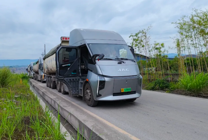 【第一商用車網 原創】11月份，新能源重卡整體銷量再創新高首次突破萬輛大關，達到1.01萬輛，純電動重卡（包括換電+充電）市場同步創造史上最高月銷量，備受關注的換電重卡也創造了年內最高銷量。