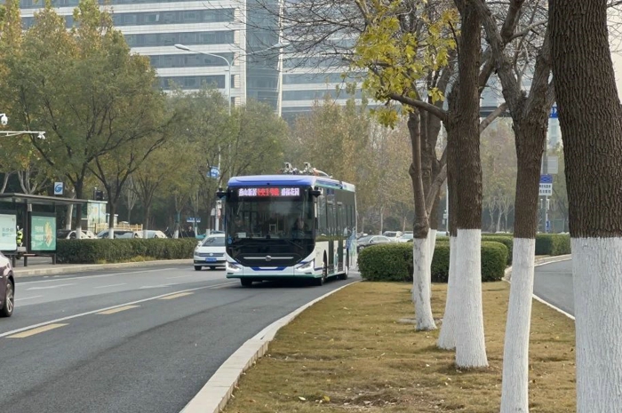 近日，濟南市首條智能網聯公交線路正式在開放道路示范運營，并向市民開啟預約。擔綱本次智能網聯公交線路主力的正是中通N12智能駕駛客車。