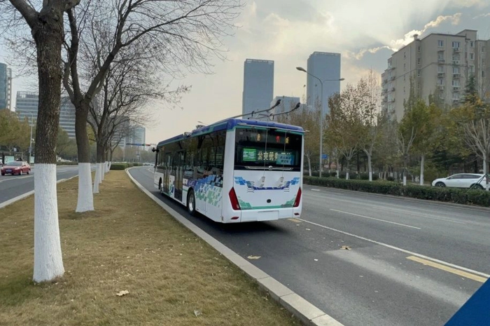 近日，濟南市首條智能網聯公交線路正式在開放道路示范運營，并向市民開啟預約。擔綱本次智能網聯公交線路主力的正是中通N12智能駕駛客車。