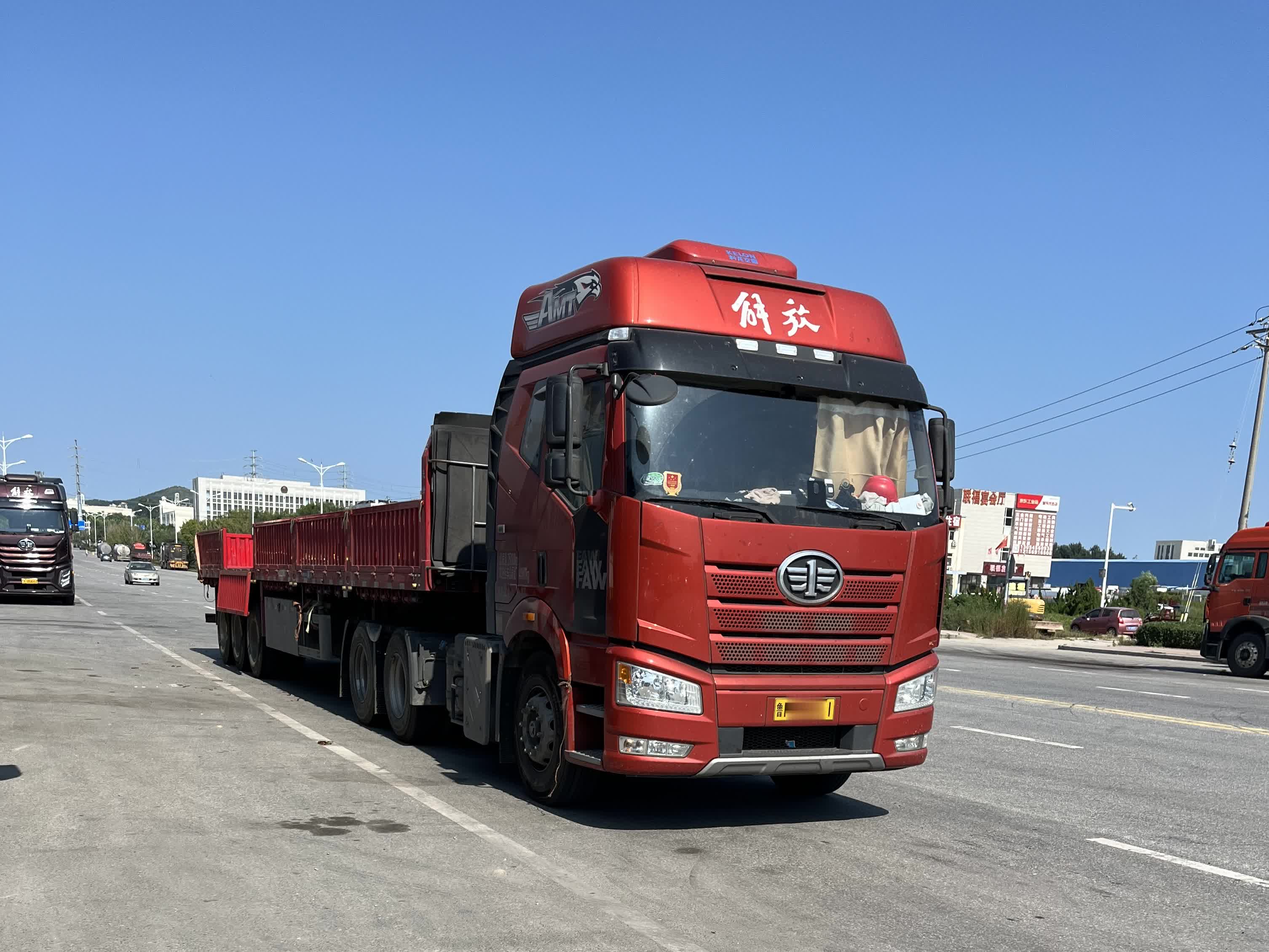 【第一商用車網 原創】為應對市場變化和提高運輸效率，山東卡友黃師傅第三次換車時，執意選擇了一汽解放J6P經典版自動擋牽引車。這輛2022年底購置的J6P經典版車型，主要用于從事山東威海至江蘇南通的零擔及普貨運輸，車輛可靠的品質表現，讓他在實際使用過程中受益匪淺。