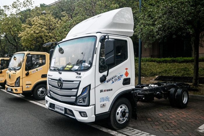 在老舊營運貨車報廢更新、可再生能源替代行動等政策利好、行業“存量競爭、內卷”及運營成本低等多重因素影響下，商用車新能源轉型快速推進。1-11月，新能源商用車累計銷量46.2萬輛，同比增長31.1%。其中，輕卡產品新能源化進程大步前行，大幅跑贏商用車大盤，并成為行業增長的新源力。同期累計銷售8.55萬輛，同比增長116%，滲透率從5月份開始便一直維持在20%以上，并在11月份突破30%