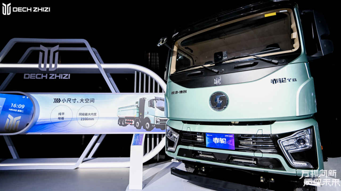 【第一商用車網(wǎng) 原創(chuàng)】2024年，質(zhì)子汽車氫能重卡市占率16%、位居行業(yè)第一；2025年，其新能源商用車銷量預計達6000輛；到2030年，力爭全年沖刺5萬輛，沖進新能源商用車行業(yè)前三。