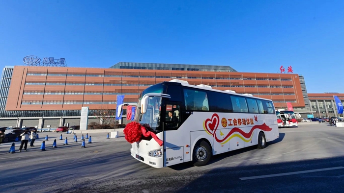 1月12日，中國一汽向全國31省市總工會交付解放移動體檢車發車儀式在集團公司總部舉行。中國一汽總經理助理兼紅旗品牌運營委員會副總裁柳長慶出席儀式。一汽解放總經理、黨委副書記于長信宣布發車。