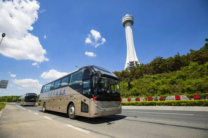 相約“冰城”，共赴亞洲冰雪盛會！近日，由中通H12及新世嘉旅團客車組成的服務(wù)保障車隊，順利從延吉出發(fā)抵達哈爾濱，即將開啟為期一個月的亞冬會交通保障服務(wù)任務(wù)。