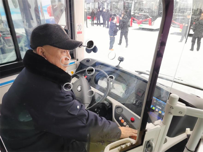 1月26日，福田歐輝客車與科右前旗興城公交在內蒙古興安盟舉行了隆重的交車儀式，福田歐輝向科右前旗興城公交正式交付20臺BJ6819純電動低入口城市客車。雙方此次合作，不僅彰顯了福田歐輝客車在新能源客車領域的強大實力，更為科右前旗打造綠色低碳、高效便捷的公共交通體系注入了強勁動力。