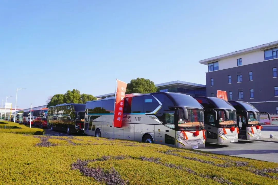 蛇送金光兆五湖，安凱客車馳四海。2月4日，安凱客車“賀新春全球行”批量發車儀式在安凱廠區隆重舉行。開工即迎大單，安凱客車黨委書記、董事長、總經理黃李平攜公司領導班子，以及安凱客車生產、銷售等相關部門負責人齊聚現場，助力安凱客車在2025年海外市場迎來“開門紅”。