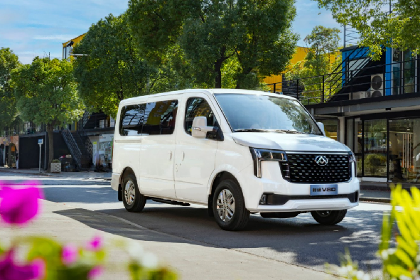 為旅居和露營車愛好者、改裝玩家以及個體經(jīng)營者等多元用戶群體帶來“高人一檔”的全場景出行體驗，上汽大通即將推出全新升級的新途V80 9AT車型。新車不僅搭載了采埃孚技術的9AT變速箱，相比8AT實現(xiàn)了動力傳輸?shù)娘w躍，還在性能、空間、安全、智能及設計等方面做到了全面提升，滿足用戶對高品質出行的追求。目前，新車盲訂活動已經(jīng)開啟，用戶可限時搶購9.9元盲訂券，百倍放大后可抵3000元購車款，機會難得