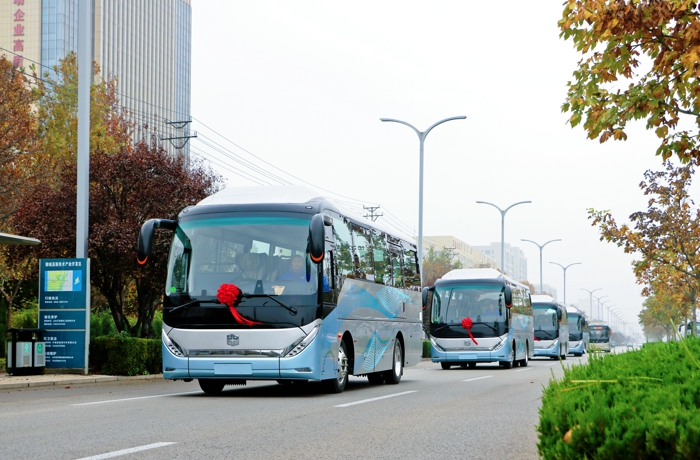 2024年，交通運輸結構轉型調整，客車行業迎來變革“新機”。高端游、定制游、海外出口等市場的爆發，讓行業迎來新一輪的上升周期。如此背景下，山東重工集團旗下客車業務核心載體中通客車，在2024年實現客車銷售11409臺，同比增長51.49%。