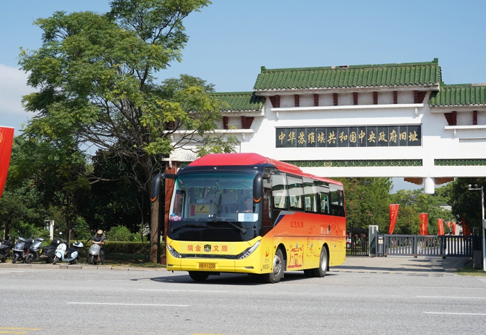 服務紅色旅游的中通H9旅團客車.jpg