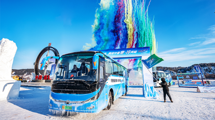 冰雪盛宴，燃情冰城。2月7日，亞洲冰雪盛會在北國冰城哈爾濱盛大啟幕。作為盛事盛會的“常駐代表”，由宇通T7、純電動機場擺渡車領銜的189輛宇通車隊，再次擔綱重任，以昂揚之姿，站在國際舞臺上再展“中國制造”的風采