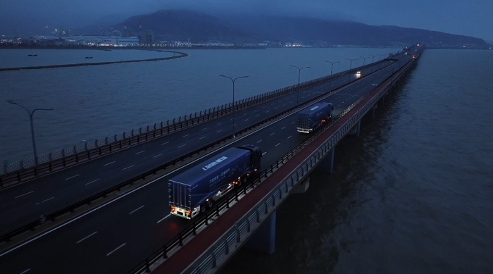 繼首站曲阜視聽盛宴后，歐曼銀河全球價值品鑒之旅繼續(xù)跨越山海，演繹中國重卡科技與文化交融的魅力。2月9日至12日，聚焦臨沂物流樞紐地位與連云港港口運輸場景，歐曼銀河通過豐富多彩的活動形式，在展現(xiàn)自身實力的同時，為物流行業(yè)升級注入了新動能