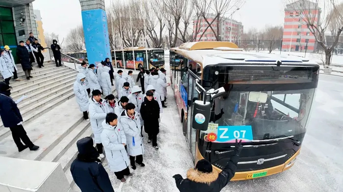 在這場來自亞洲 34 個國家運動健兒同場競技的冰雪盛會上，賽場外的交通保障也備受關注。中通客車和宇通客車作為此次賽事的重要客車服務力量，出色地完成了保障任務。